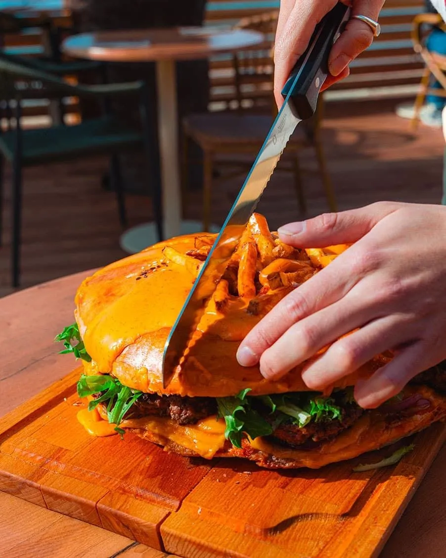 L'STAC's Le King Kong Burger Challenge